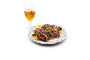 Entraña al carbón con chimichurri y sus patatas fritas