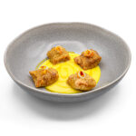 Raviolis fritos de foie, puerros confitados y naranja en parmentiere de azafrán
