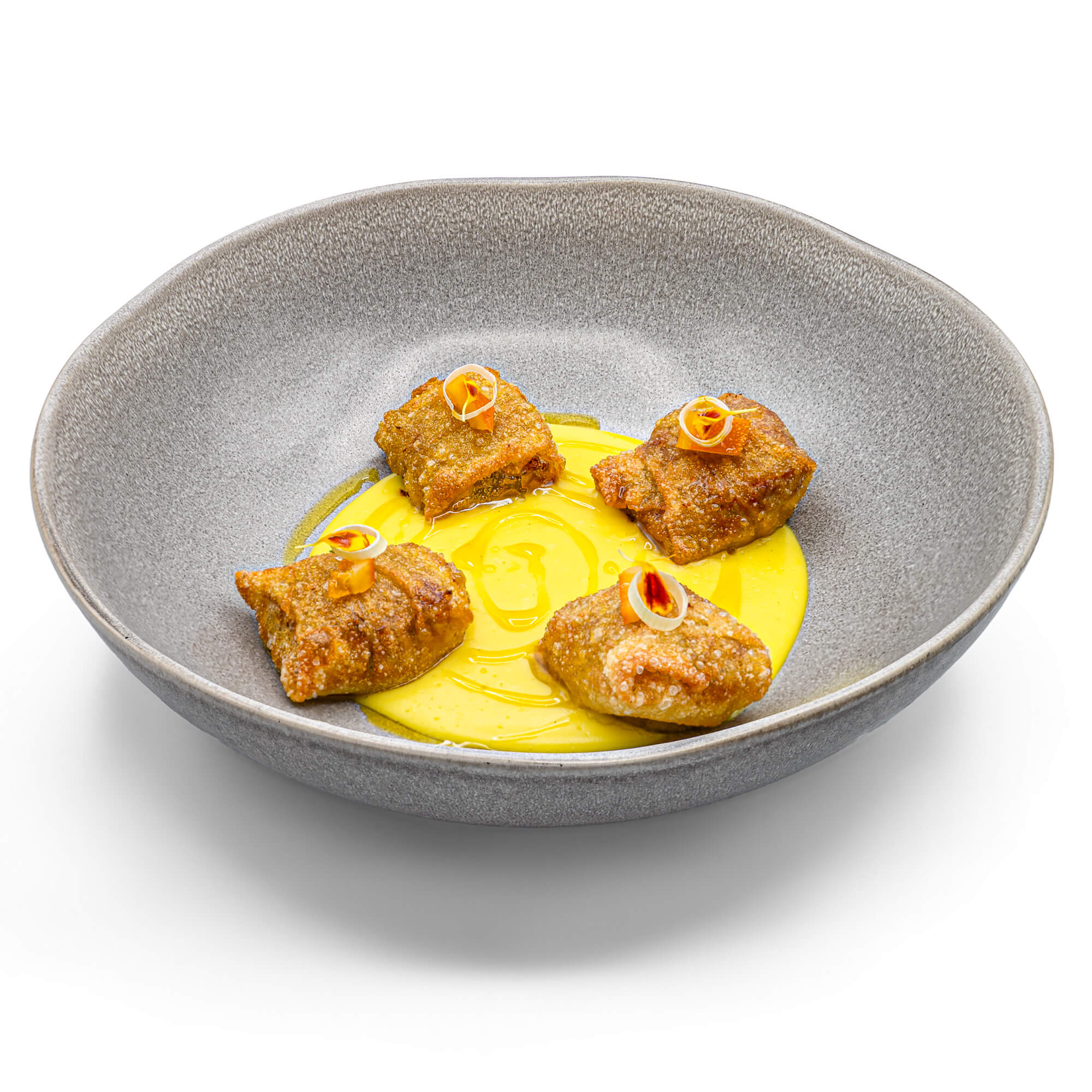 Raviolis fritos de foie, puerros confitados y naranja en parmentiere de azafrán