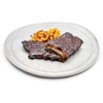 Costillar con salsa barbacoa, con patatas twister