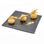 Pani Puri relleno de ensaladilla rusa, mayonesa de kimchie y gambas de cristal, con gambones en tempura